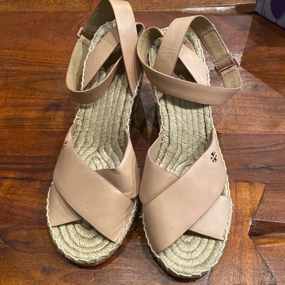NWT Tory wedge sandals
